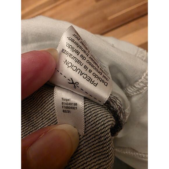 Universal Thread Vintage Straight Gray Distressed Jeans Womens 18 High Rise FLAW - Picture 7 of 7